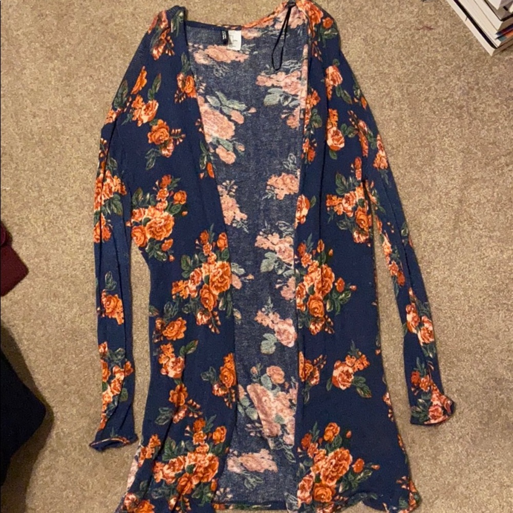 H&M women’s cardigan/shawl